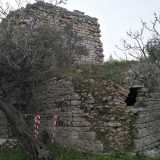 Costituita da conci di pietra calcarea semilavorata, � formata da una parte pi� alta (circa sette o otto metri) a forma di parallelepipedo e un�altra pi� bassa che rivela un�entrata a forma di arco. Entrata per� completamente chiusa da un blocco di pietre